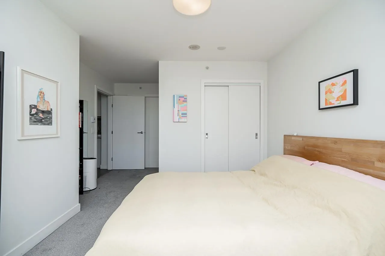 1012 668 Columbia Street