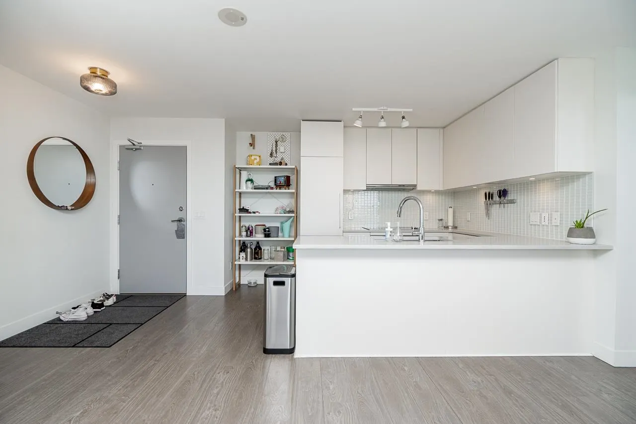 1012 668 Columbia Street