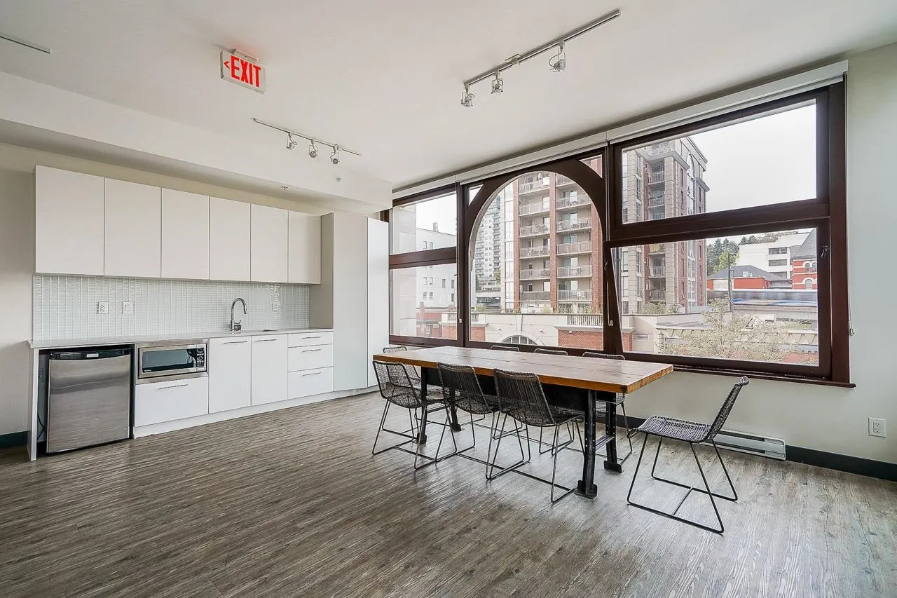 1012 668 Columbia Street