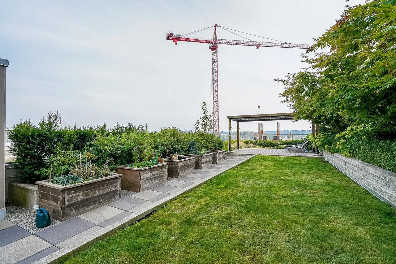 1012 668 Columbia Street