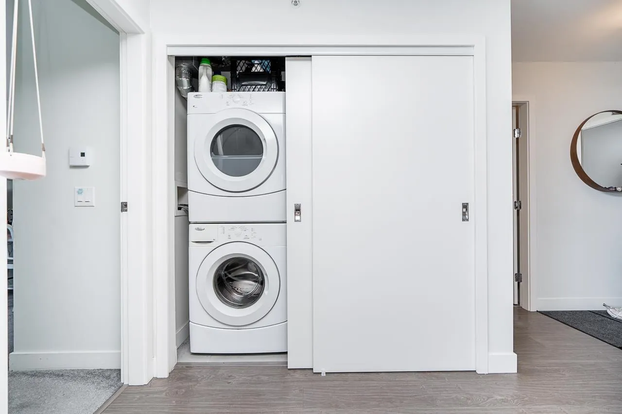 1012 668 Columbia Street