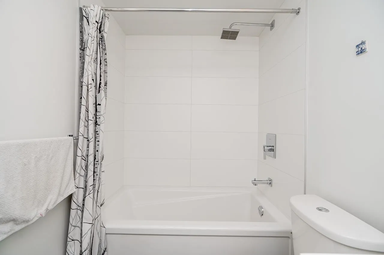 1012 668 Columbia Street