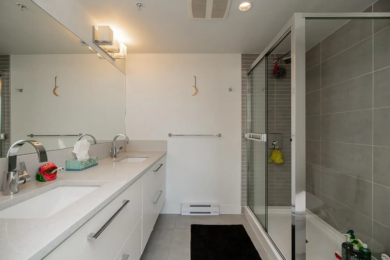 1012 668 Columbia Street