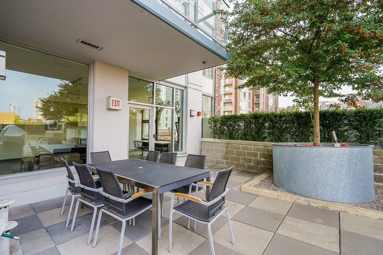 1012 668 Columbia Street