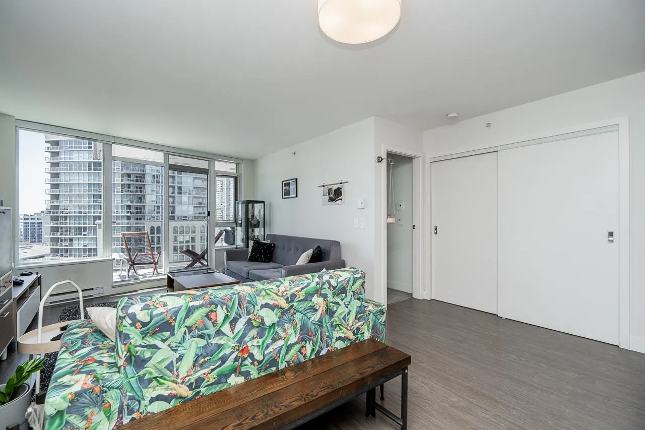 1012 668 Columbia Street