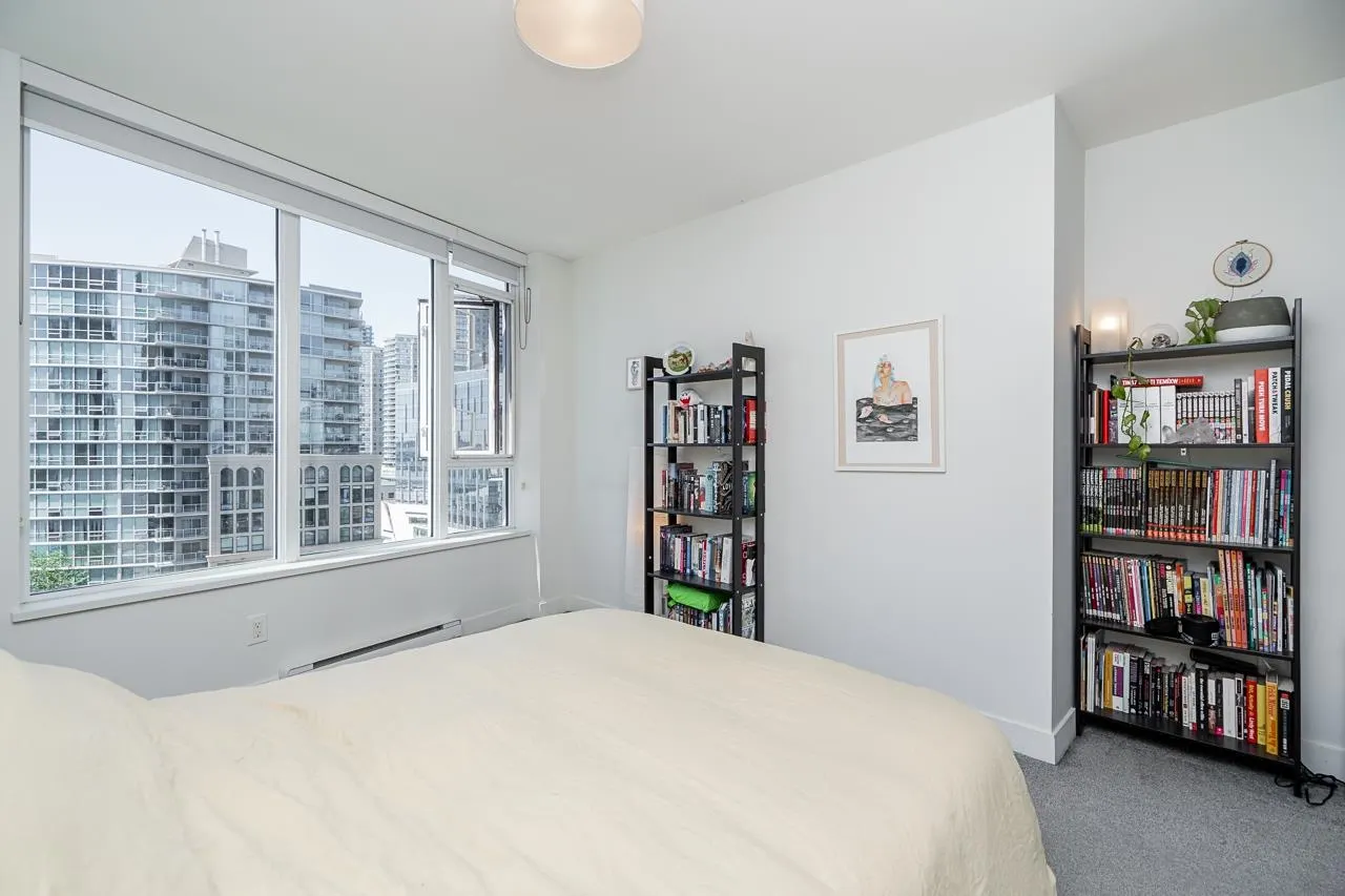 1012 668 Columbia Street