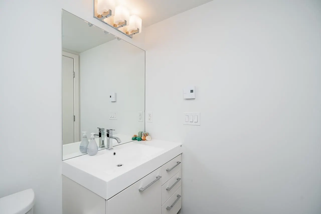 1012 668 Columbia Street