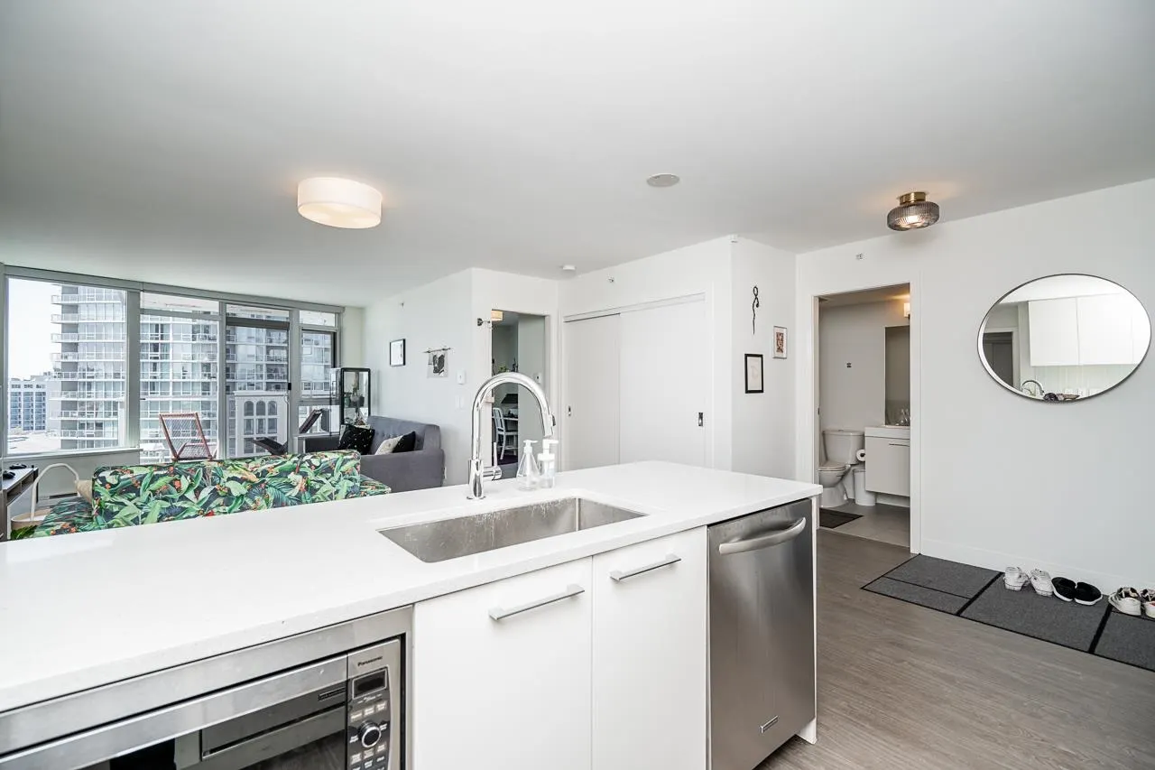 1012 668 Columbia Street