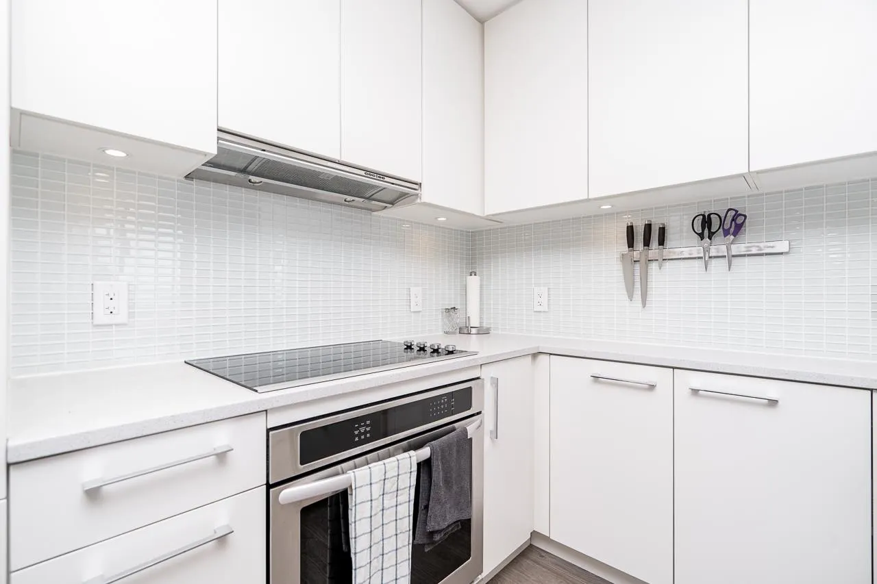 1012 668 Columbia Street