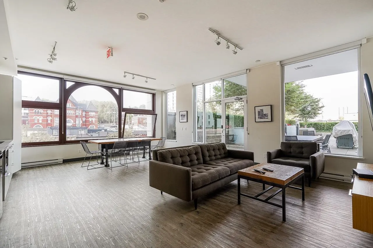 1012 668 Columbia Street