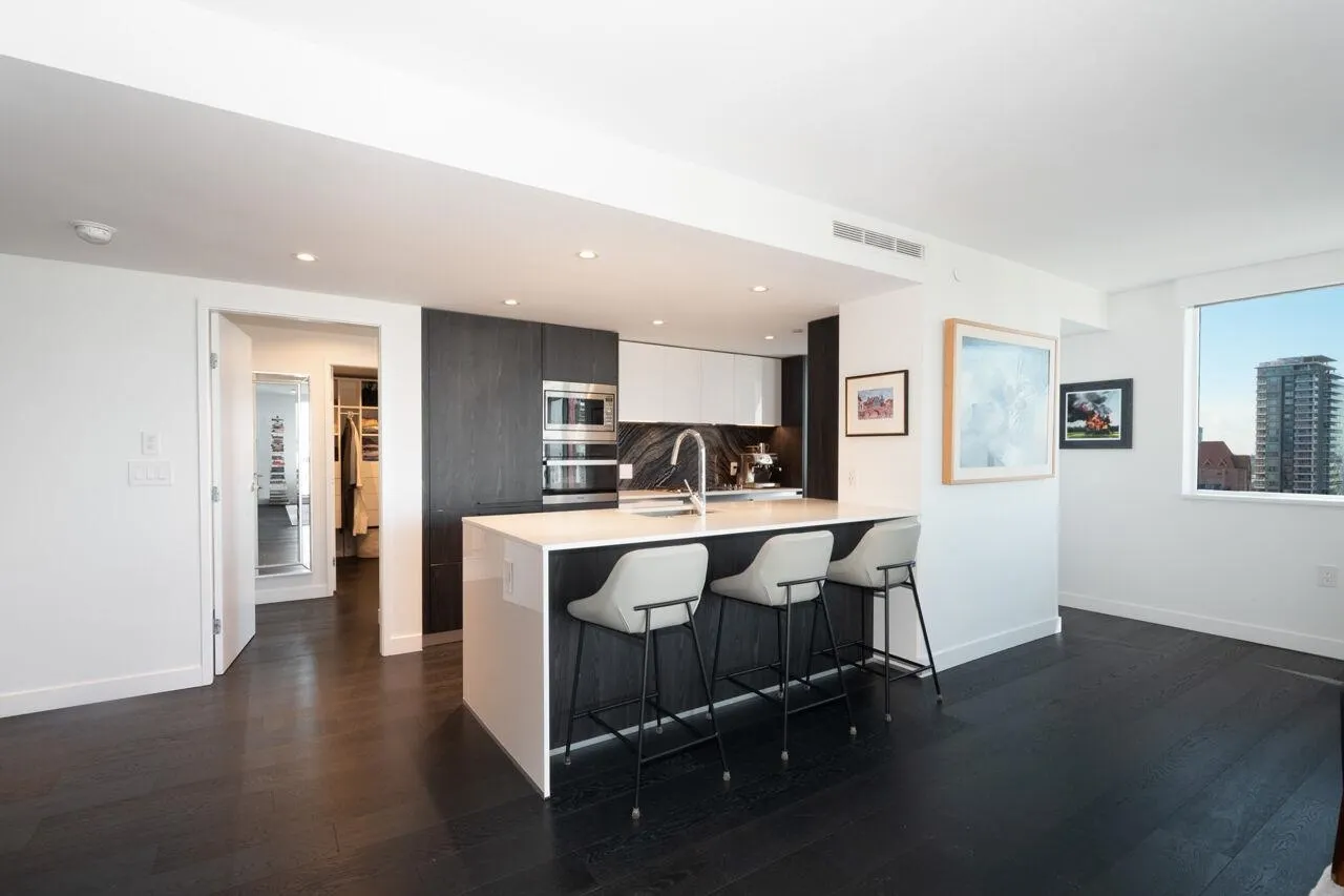 3206 1111 Richards Street