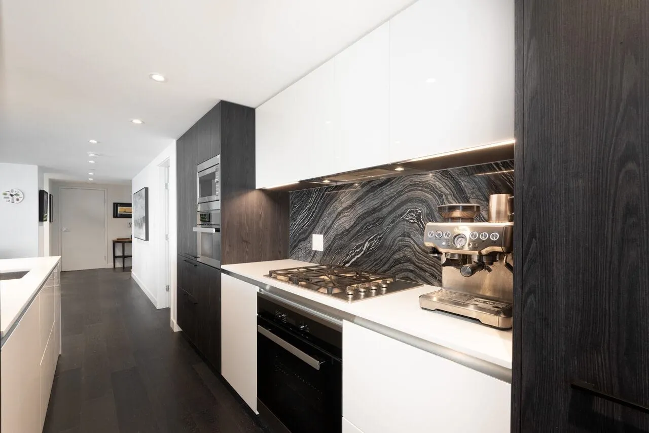 3206 1111 Richards Street