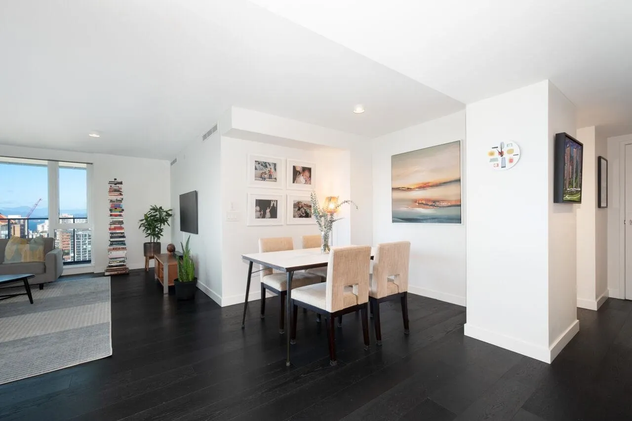 3206 1111 Richards Street