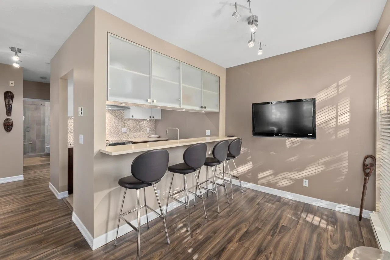 203 1928 Nelson Street