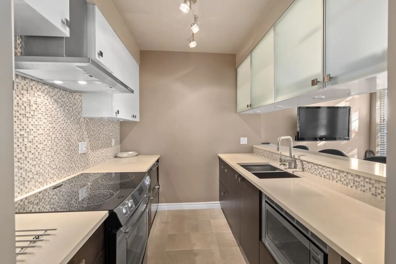 203 1928 Nelson Street