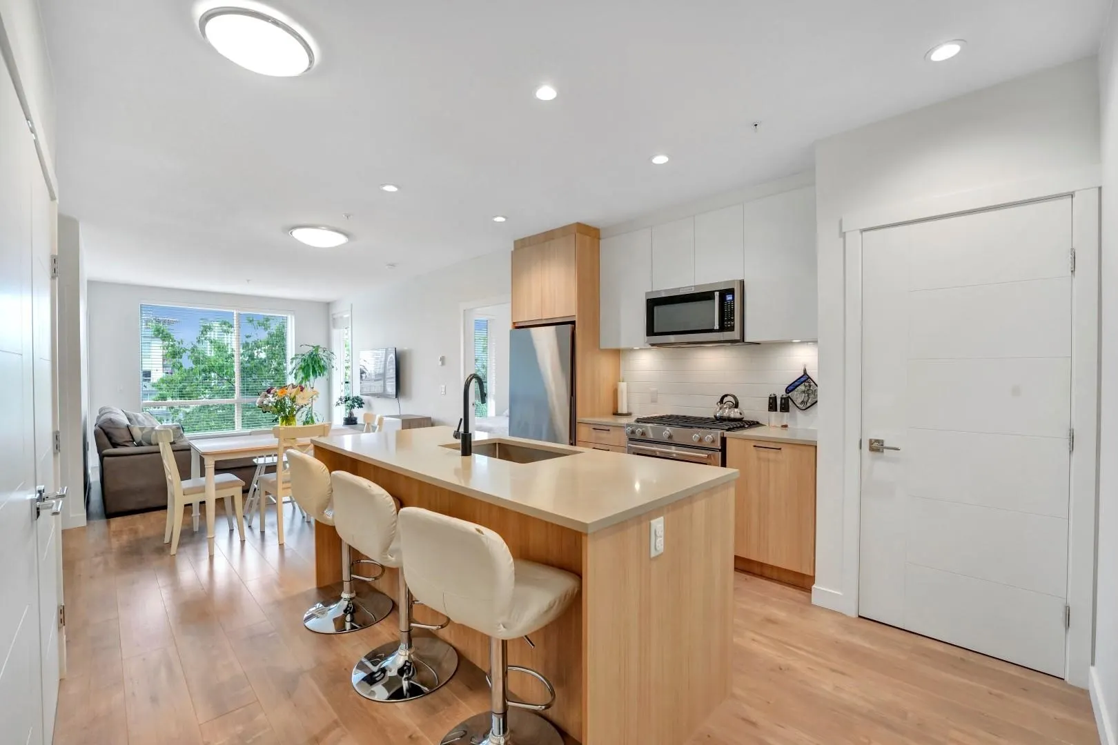 311 707 Como Lake Avenue