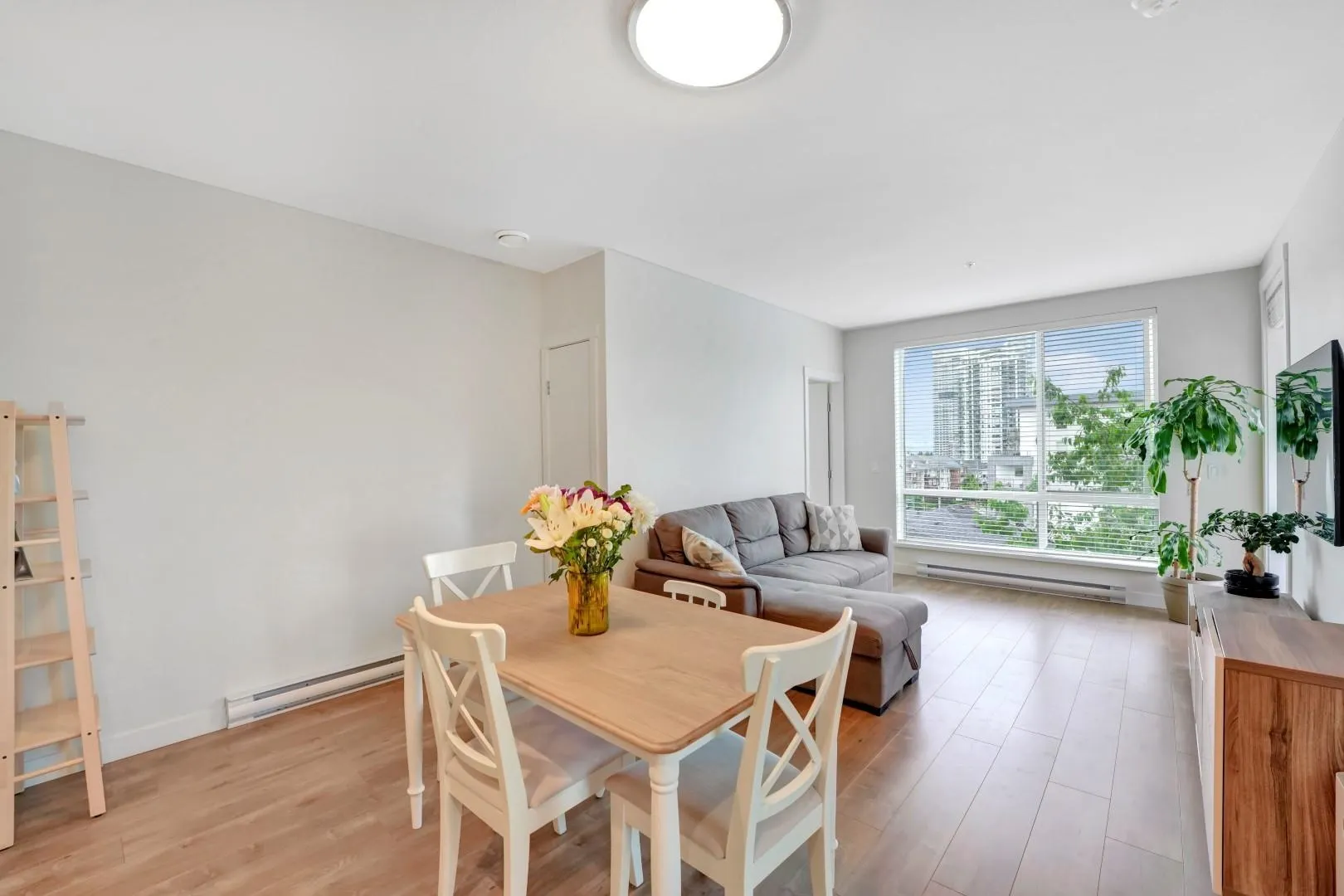 311 707 Como Lake Avenue