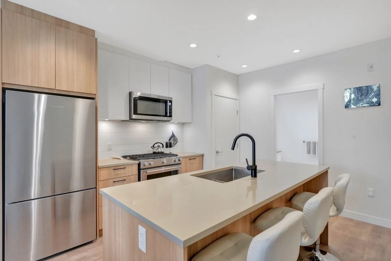 311 707 Como Lake Avenue