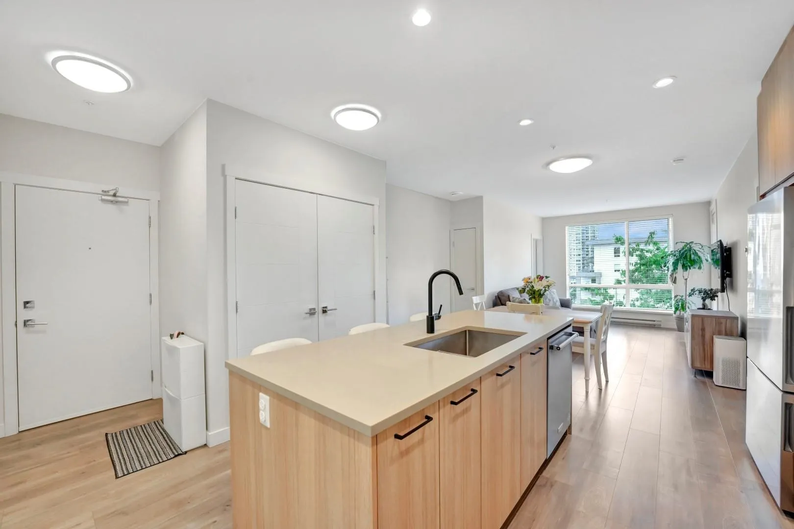 311 707 Como Lake Avenue