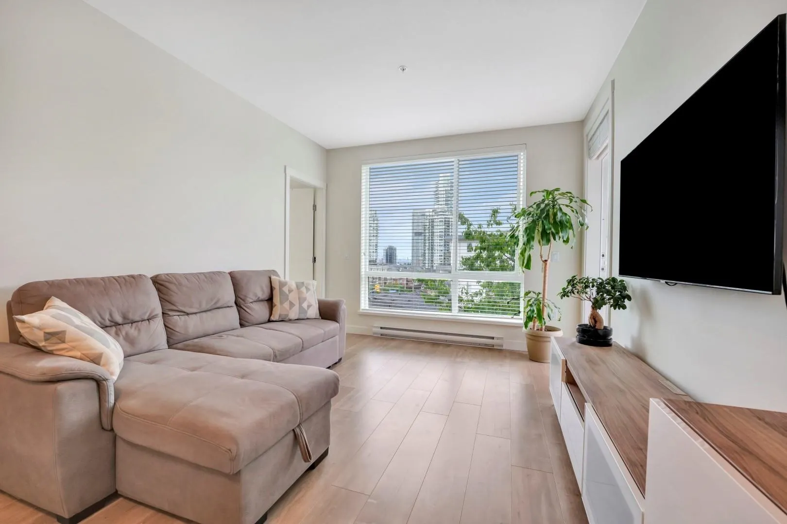 311 707 Como Lake Avenue