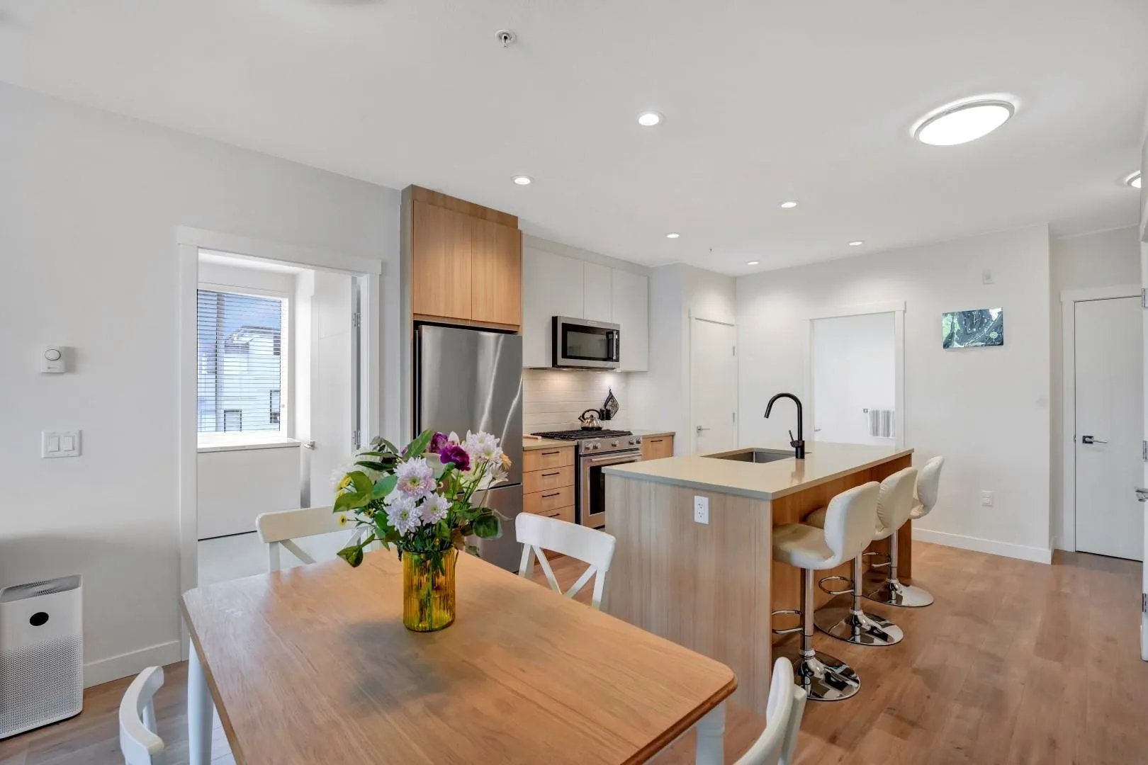 311 707 Como Lake Avenue