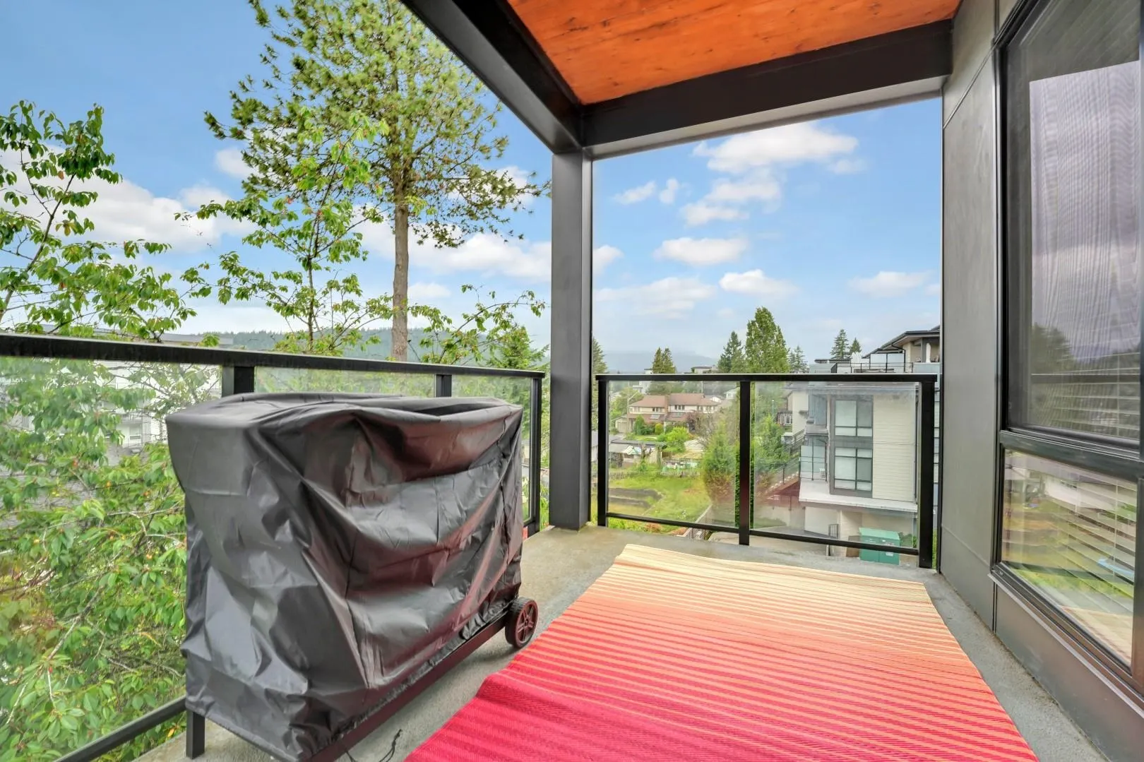 311 707 Como Lake Avenue