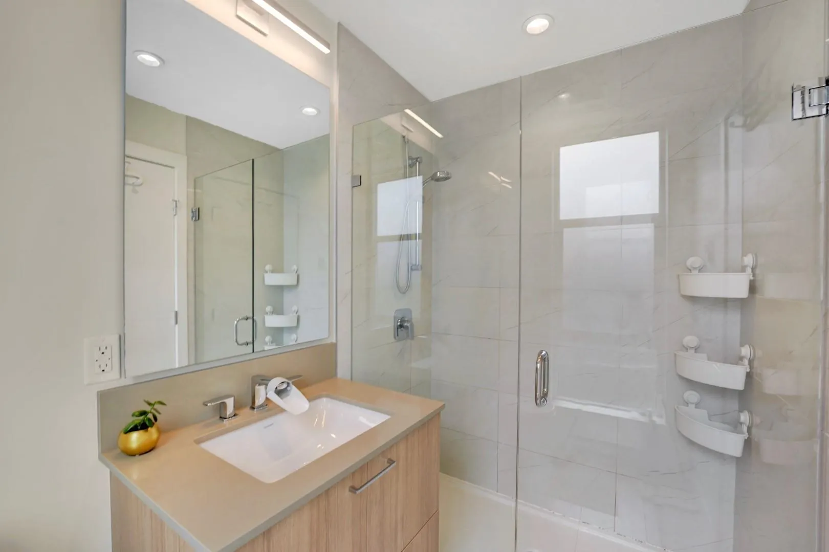 311 707 Como Lake Avenue