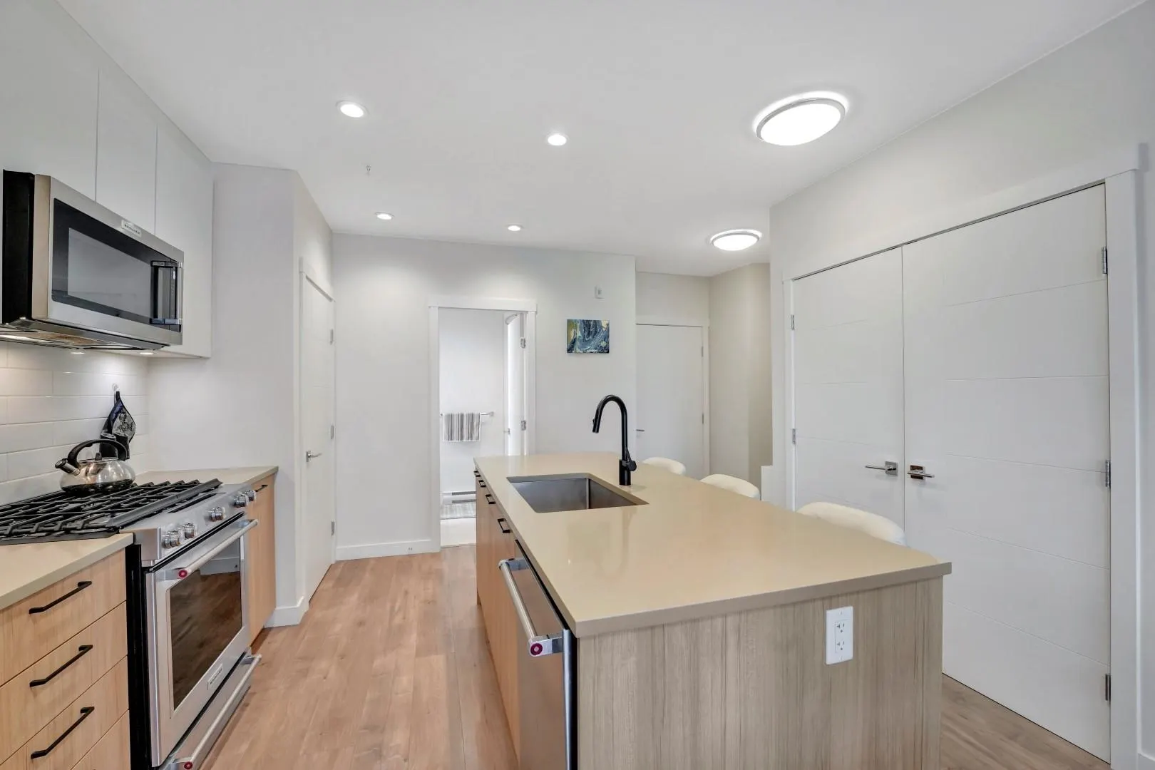 311 707 Como Lake Avenue