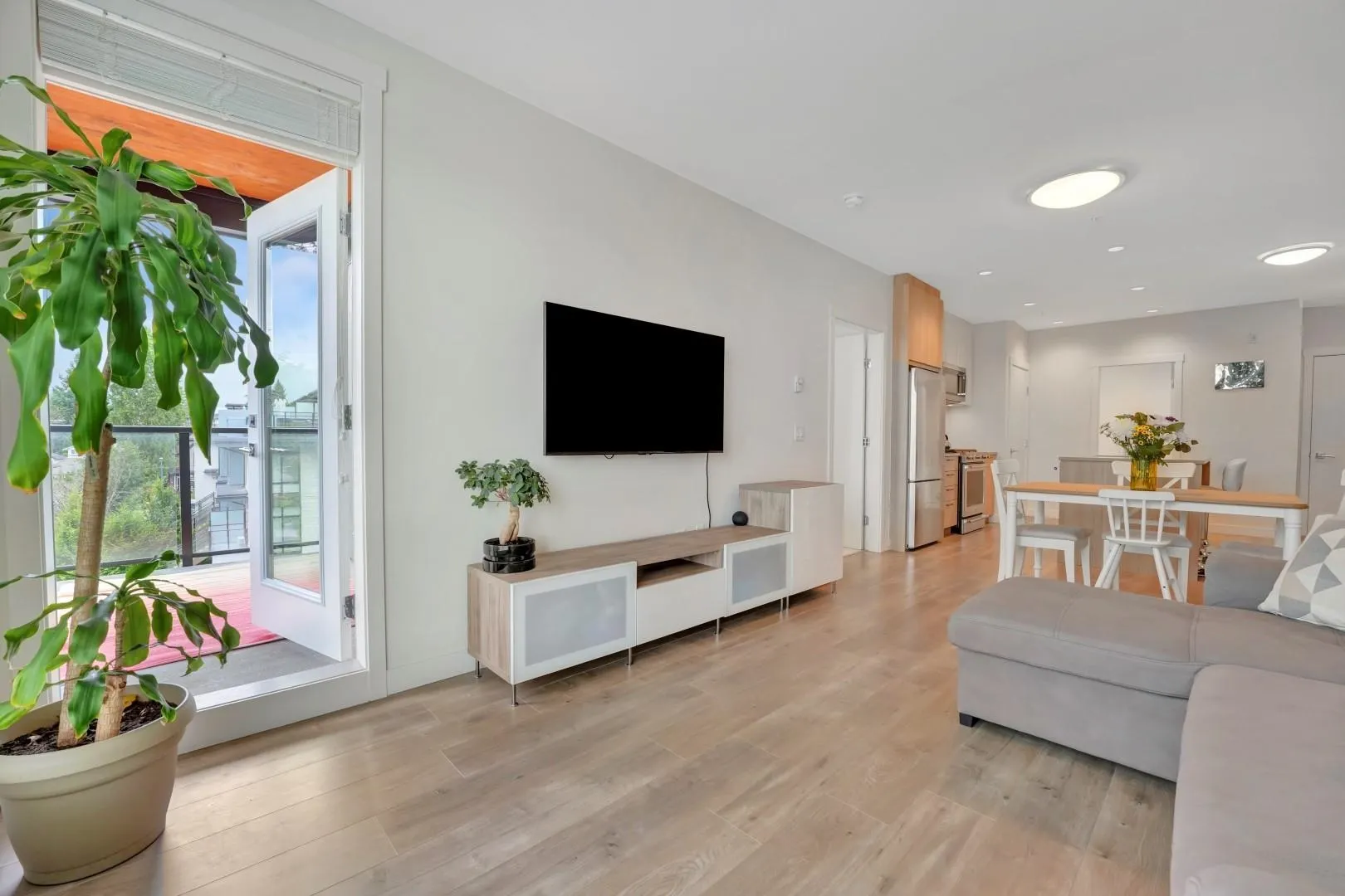 311 707 Como Lake Avenue