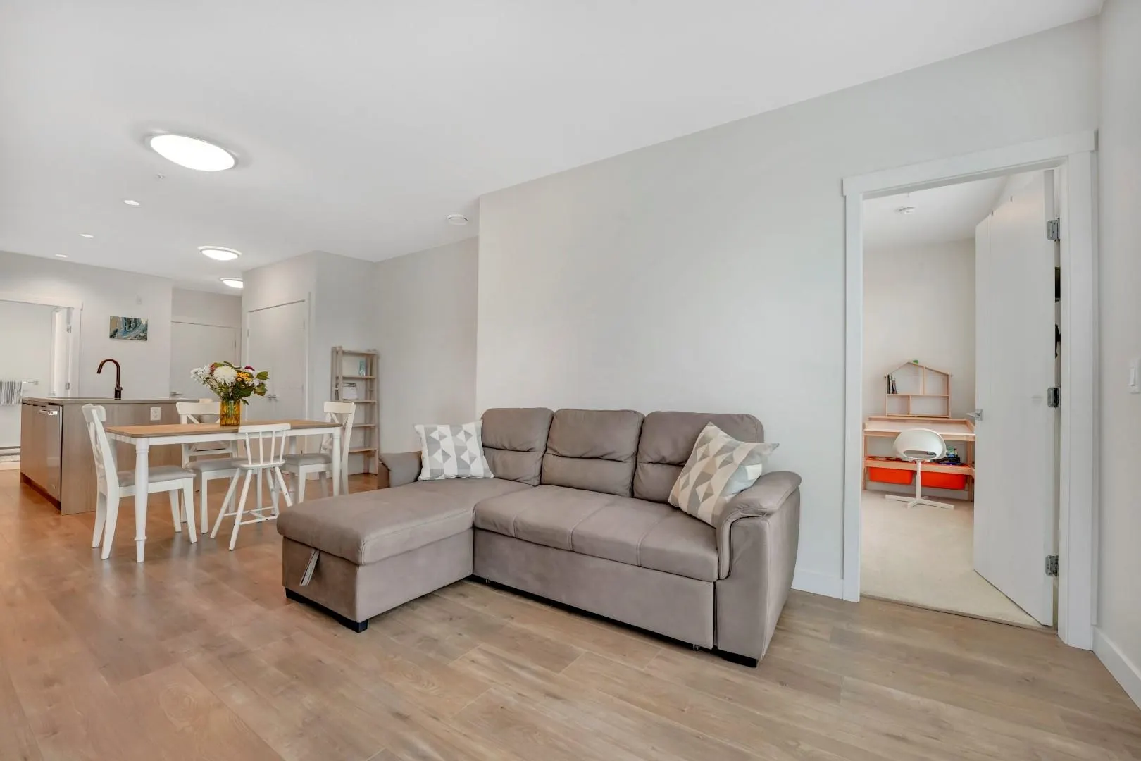 311 707 Como Lake Avenue