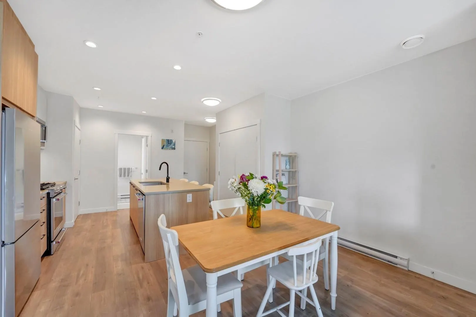 311 707 Como Lake Avenue