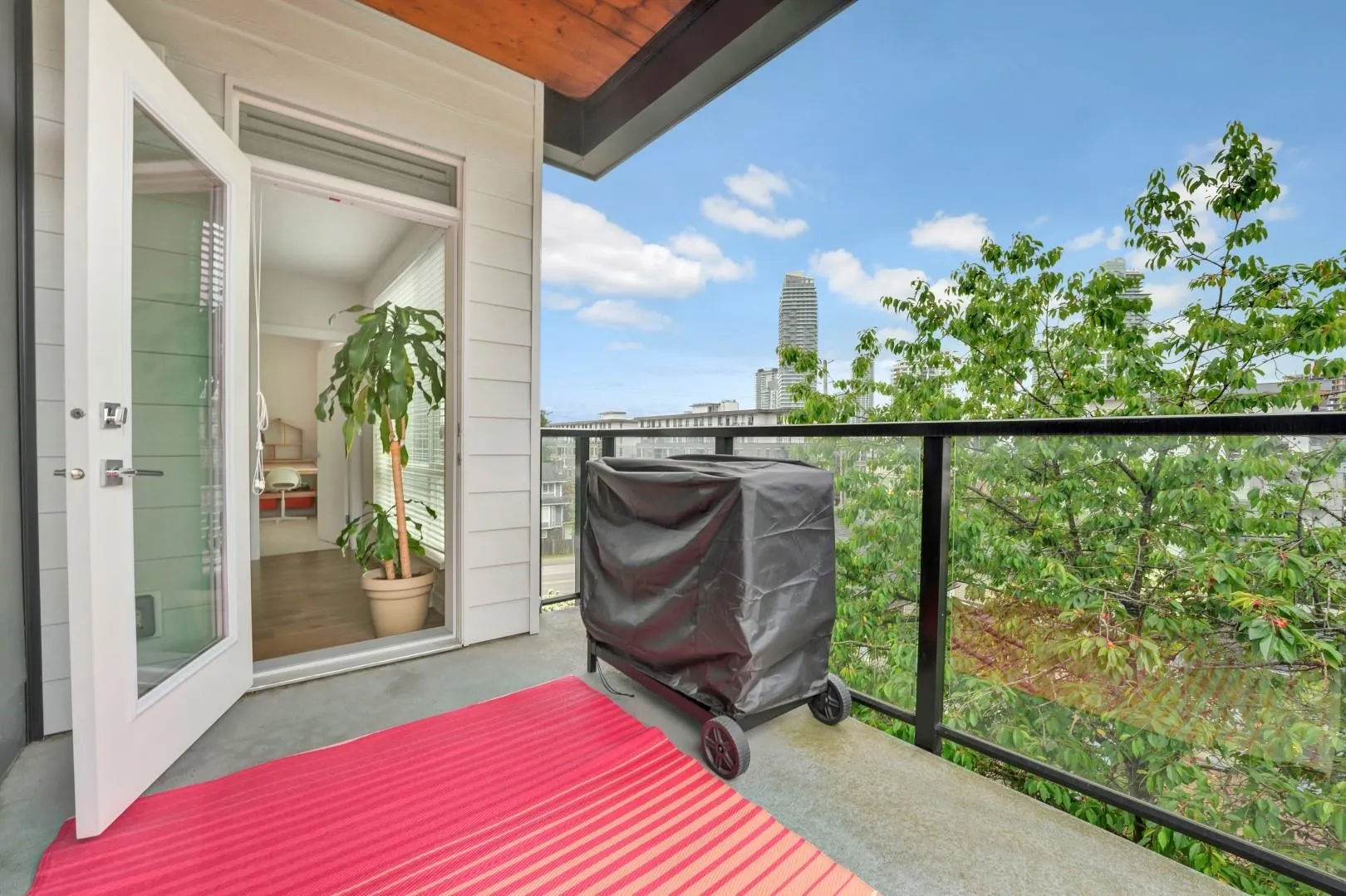 311 707 Como Lake Avenue