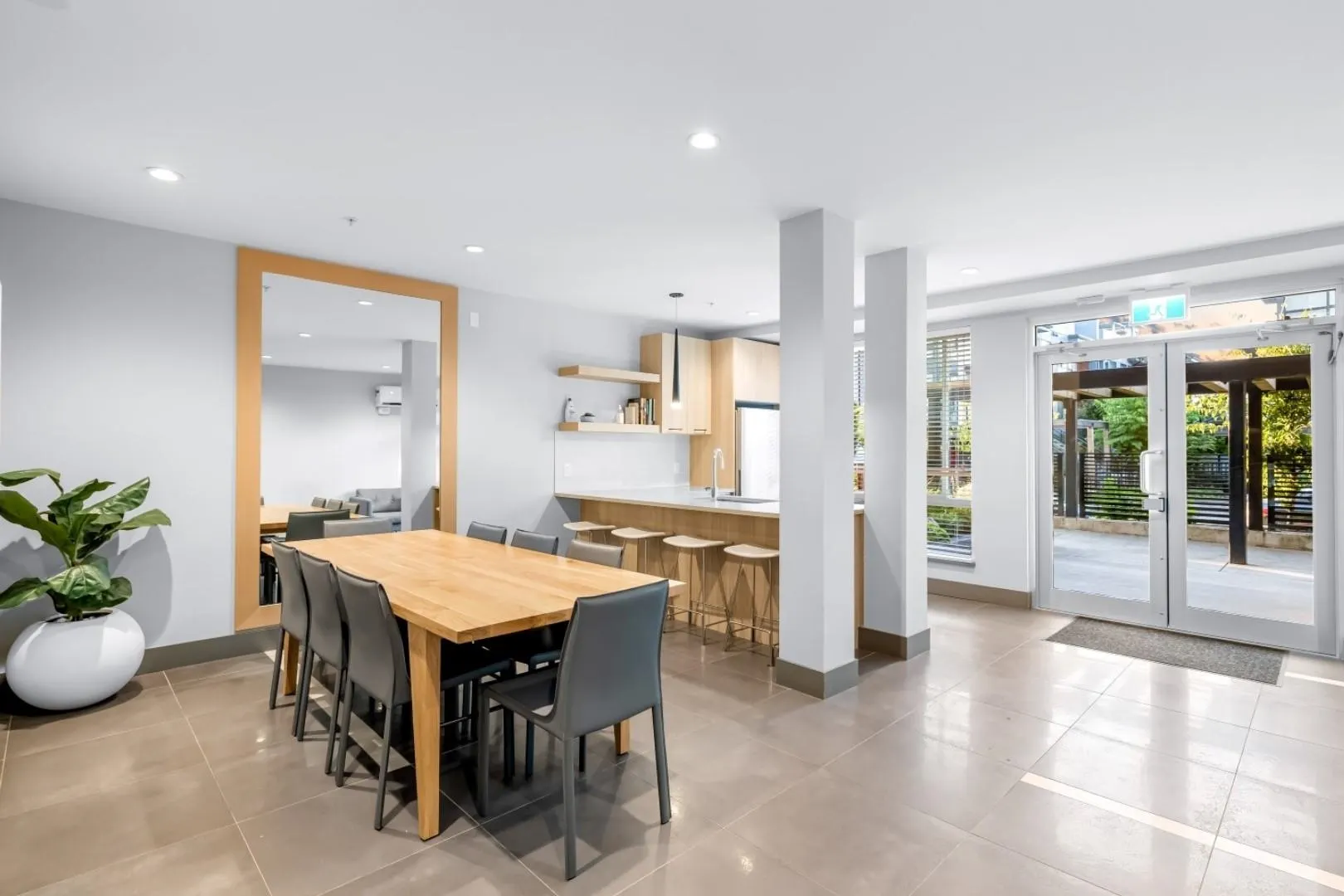 311 707 Como Lake Avenue