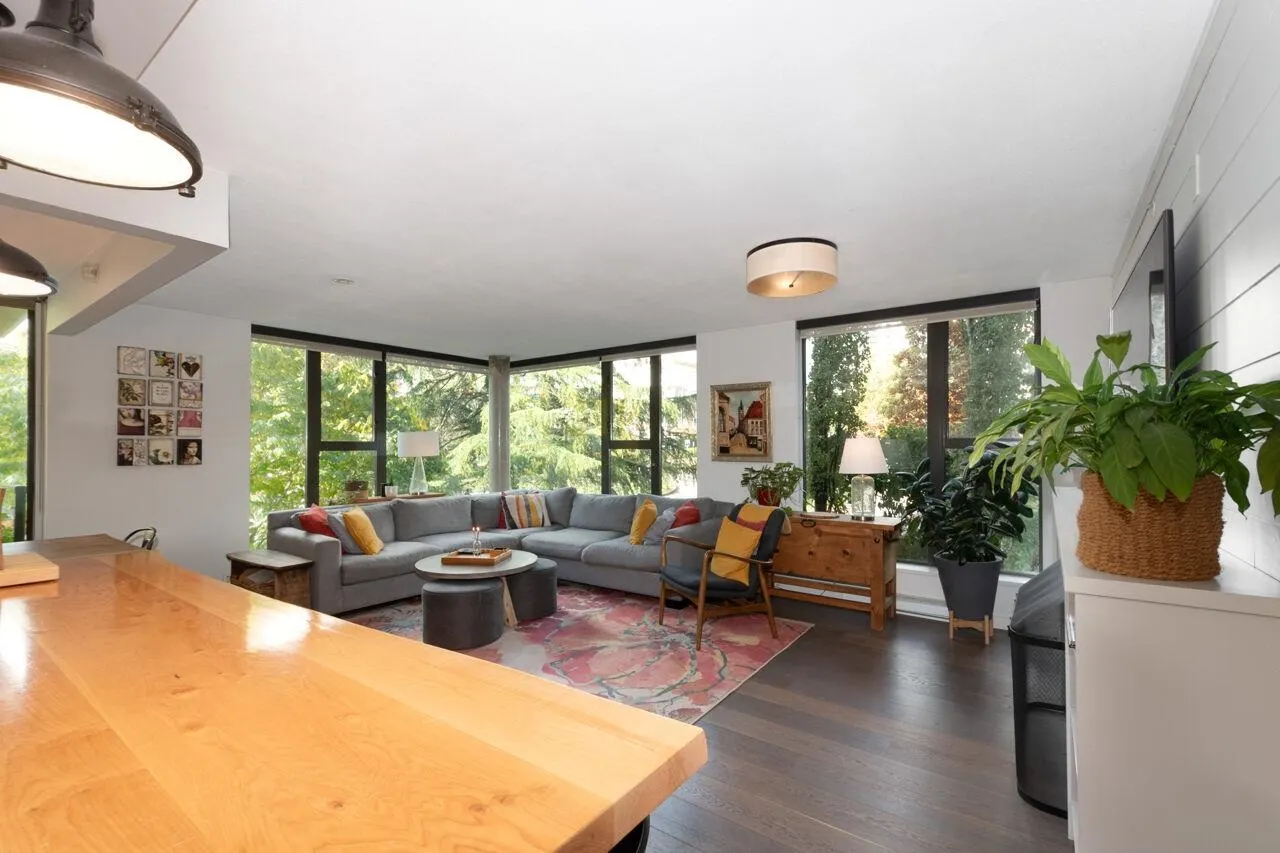 308 683 W Victoria Park