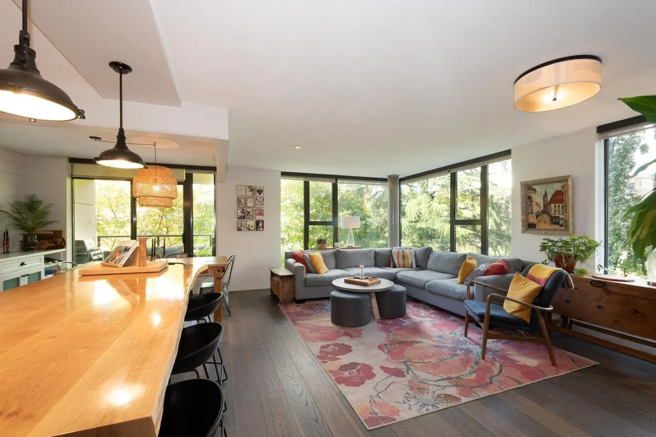 308 683 W Victoria Park