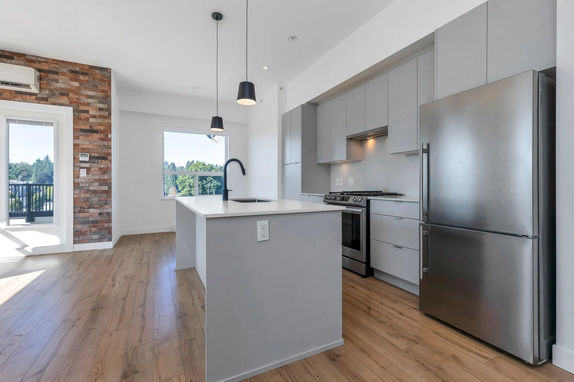 514 2493 Montrose Avenue