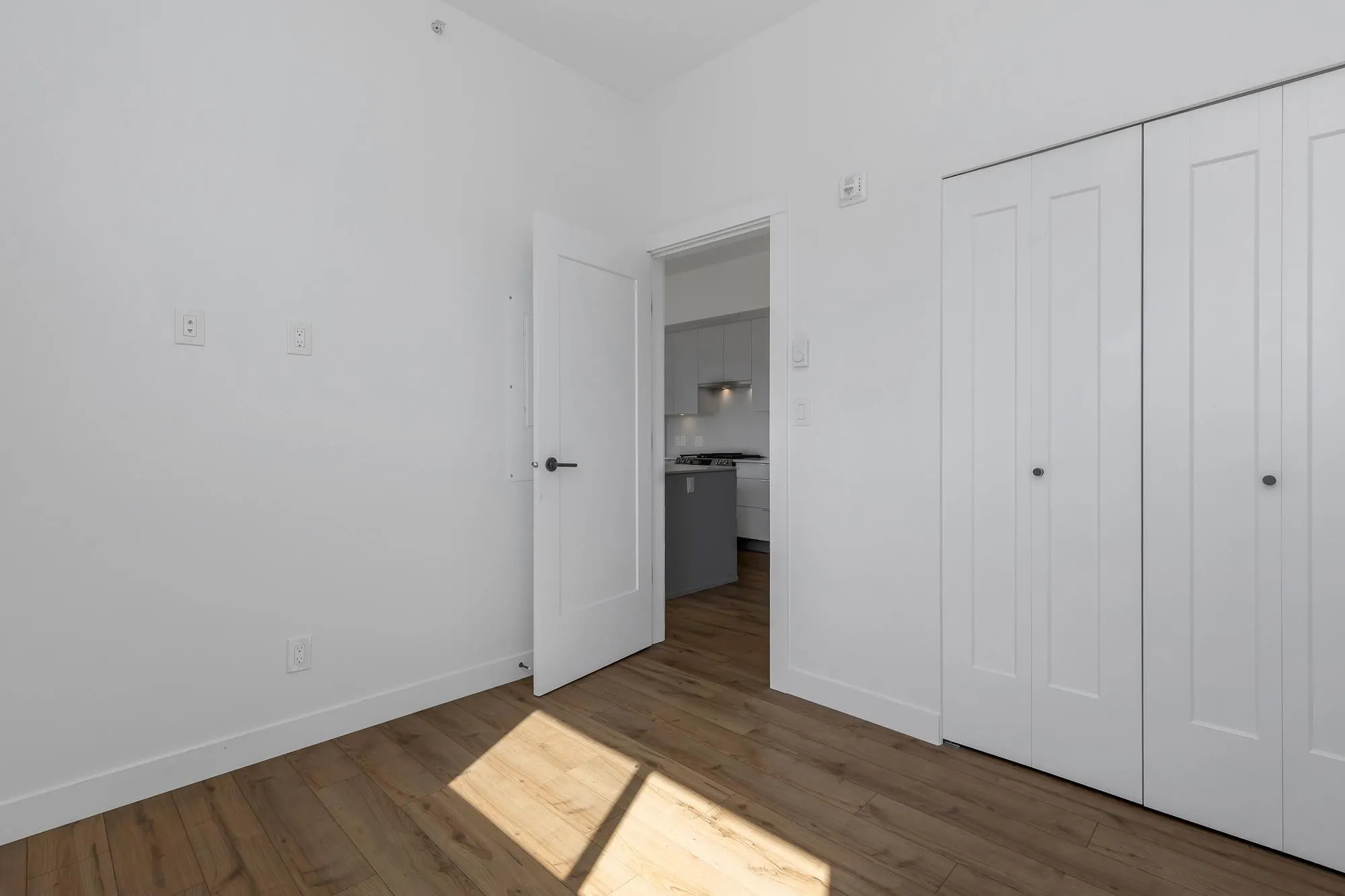 514 2493 Montrose Avenue