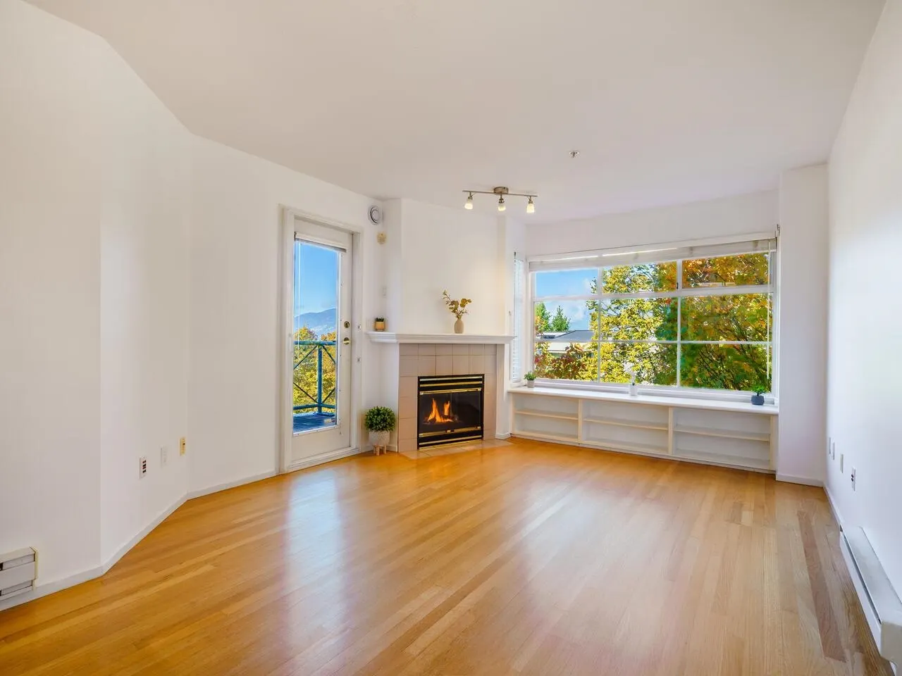 410 2388 Triumph Street