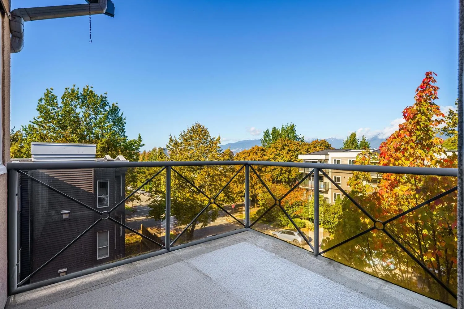 410 2388 Triumph Street