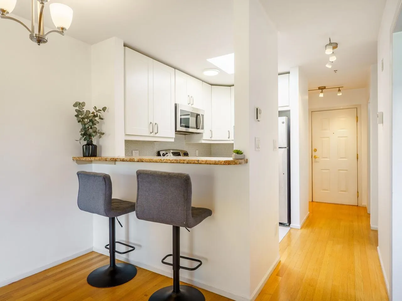 410 2388 Triumph Street