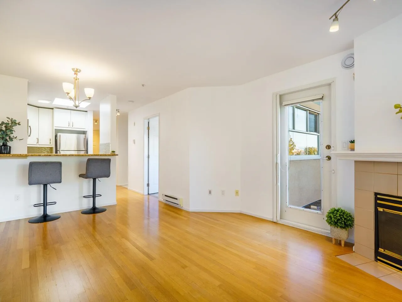 410 2388 Triumph Street