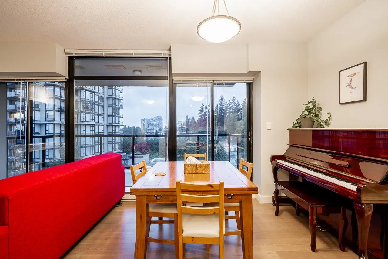 702 15 E Royal Avenue