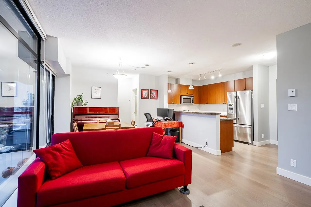 702 15 E Royal Avenue