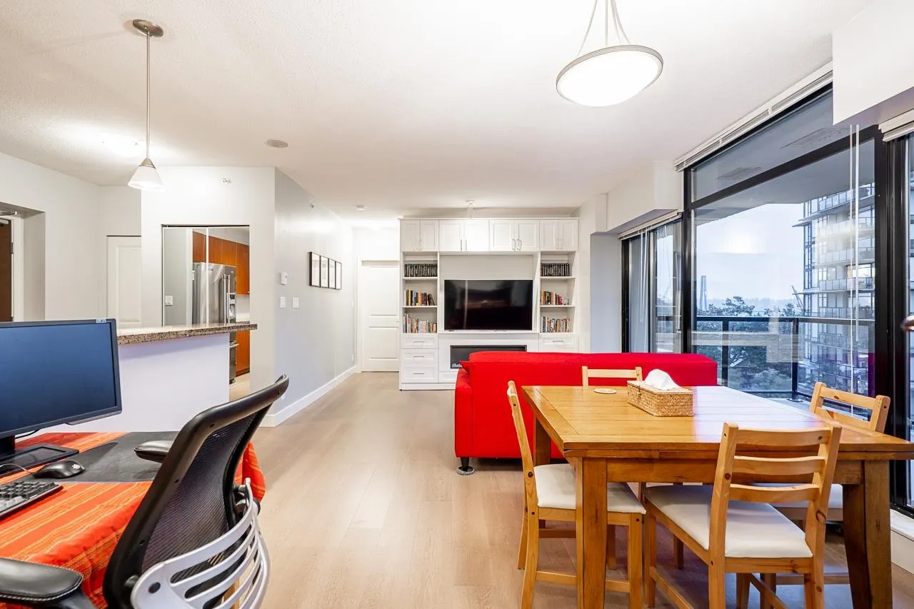 702 15 E Royal Avenue