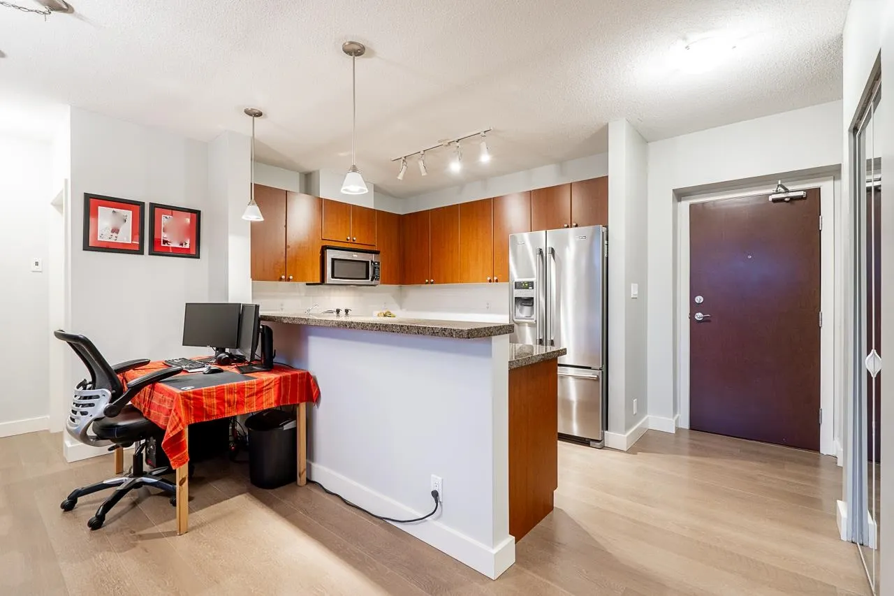 702 15 E Royal Avenue