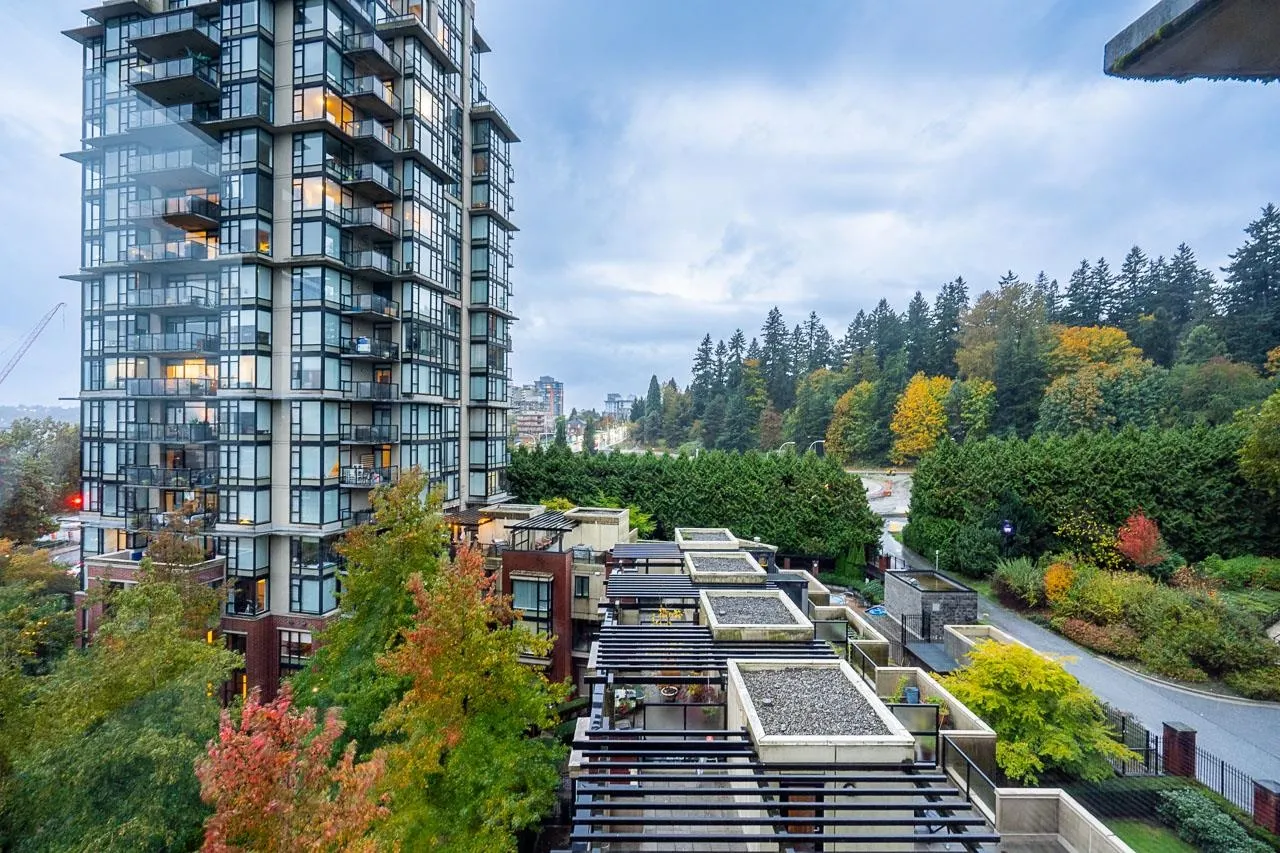 702 15 E Royal Avenue