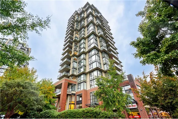 702 15 E Royal Avenue