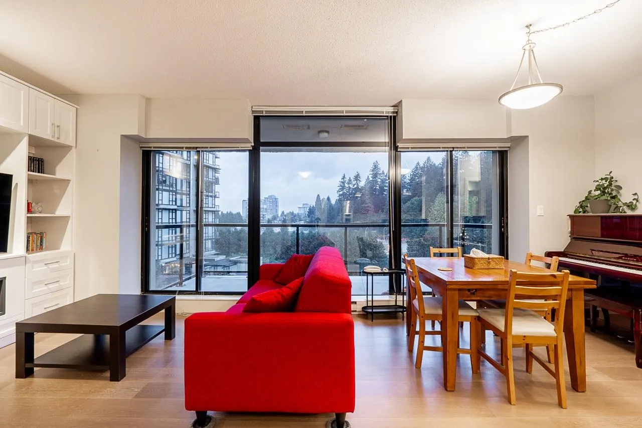 702 15 E Royal Avenue