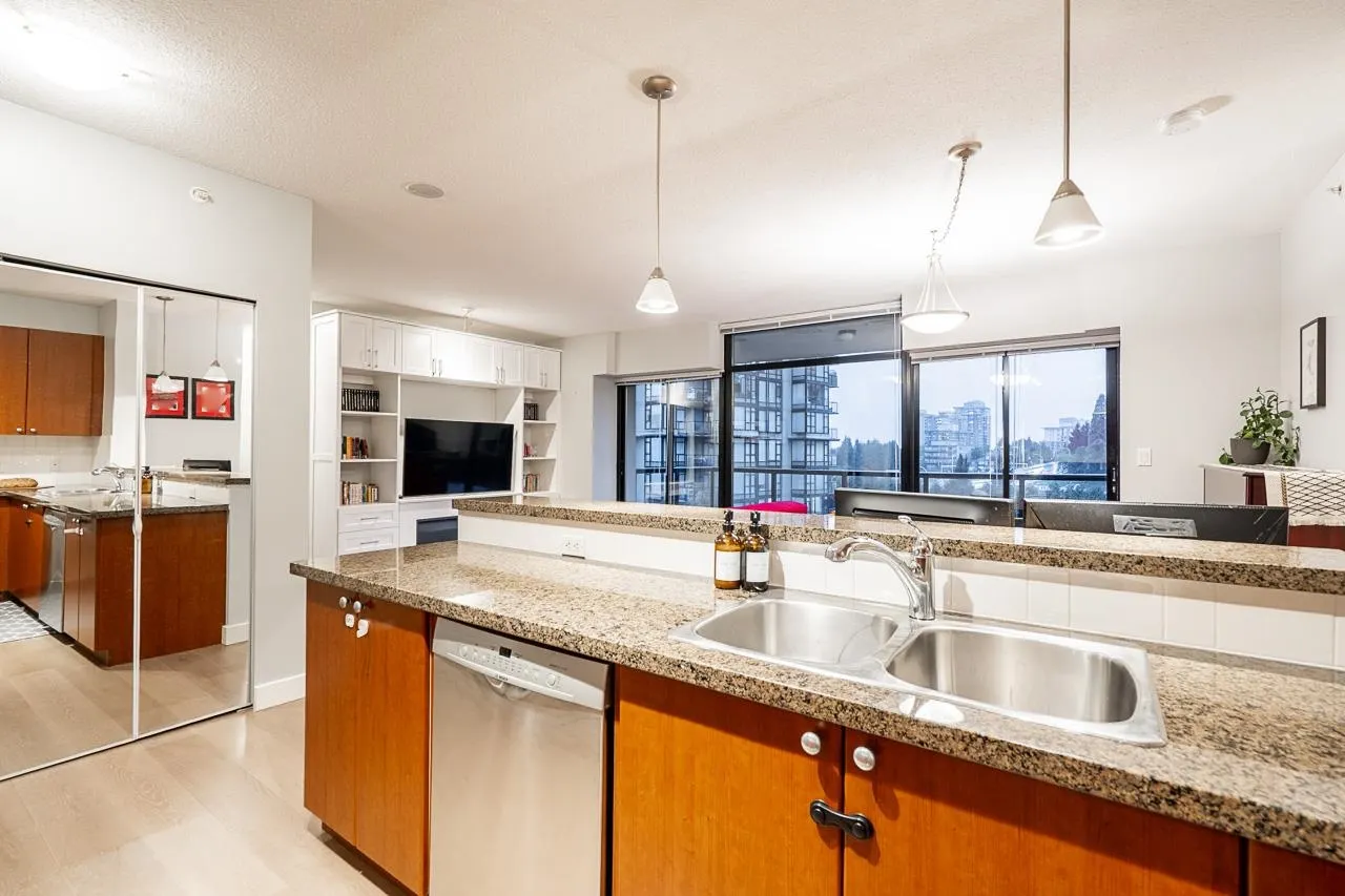 702 15 E Royal Avenue