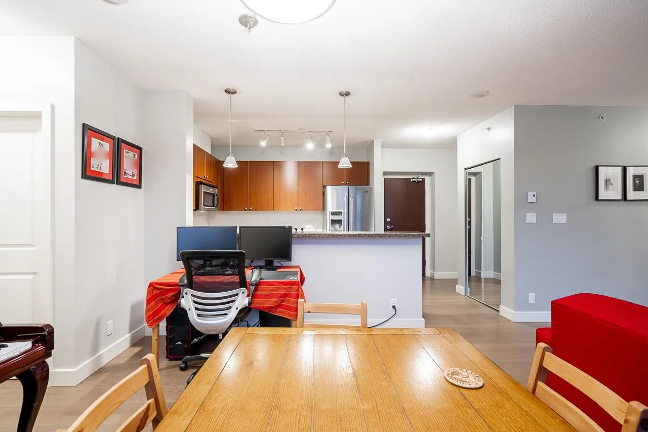 702 15 E Royal Avenue